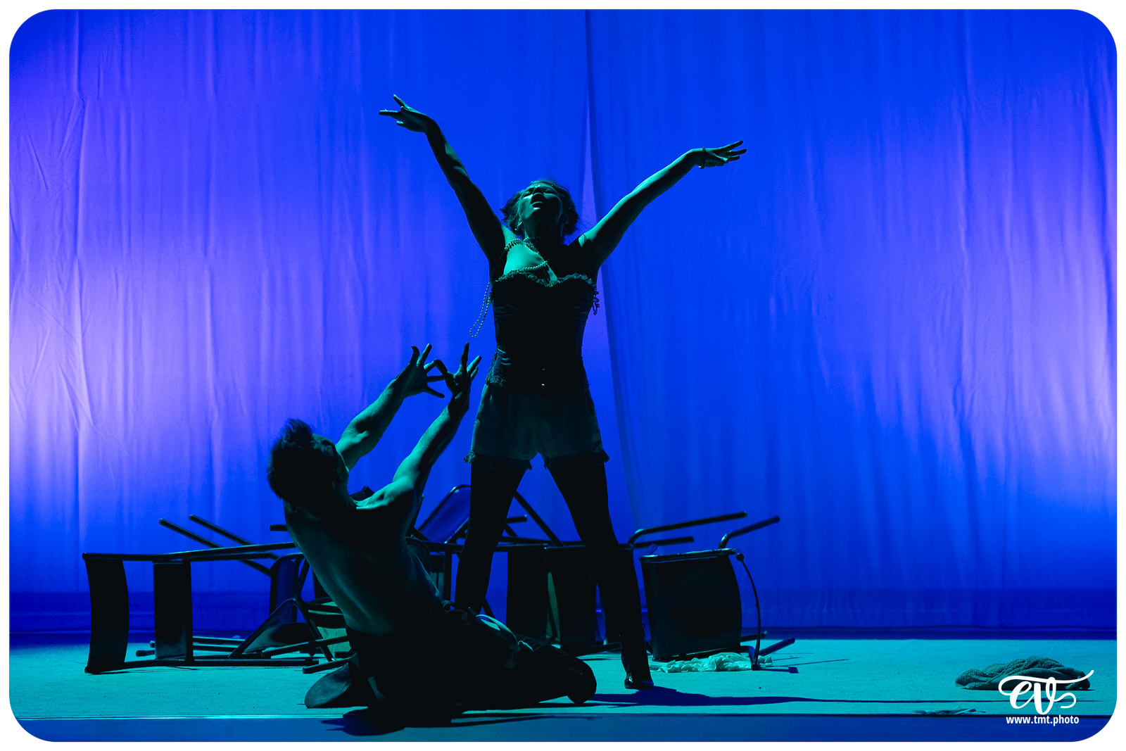 UN FIL A LA PATTE (CIE VIVA)